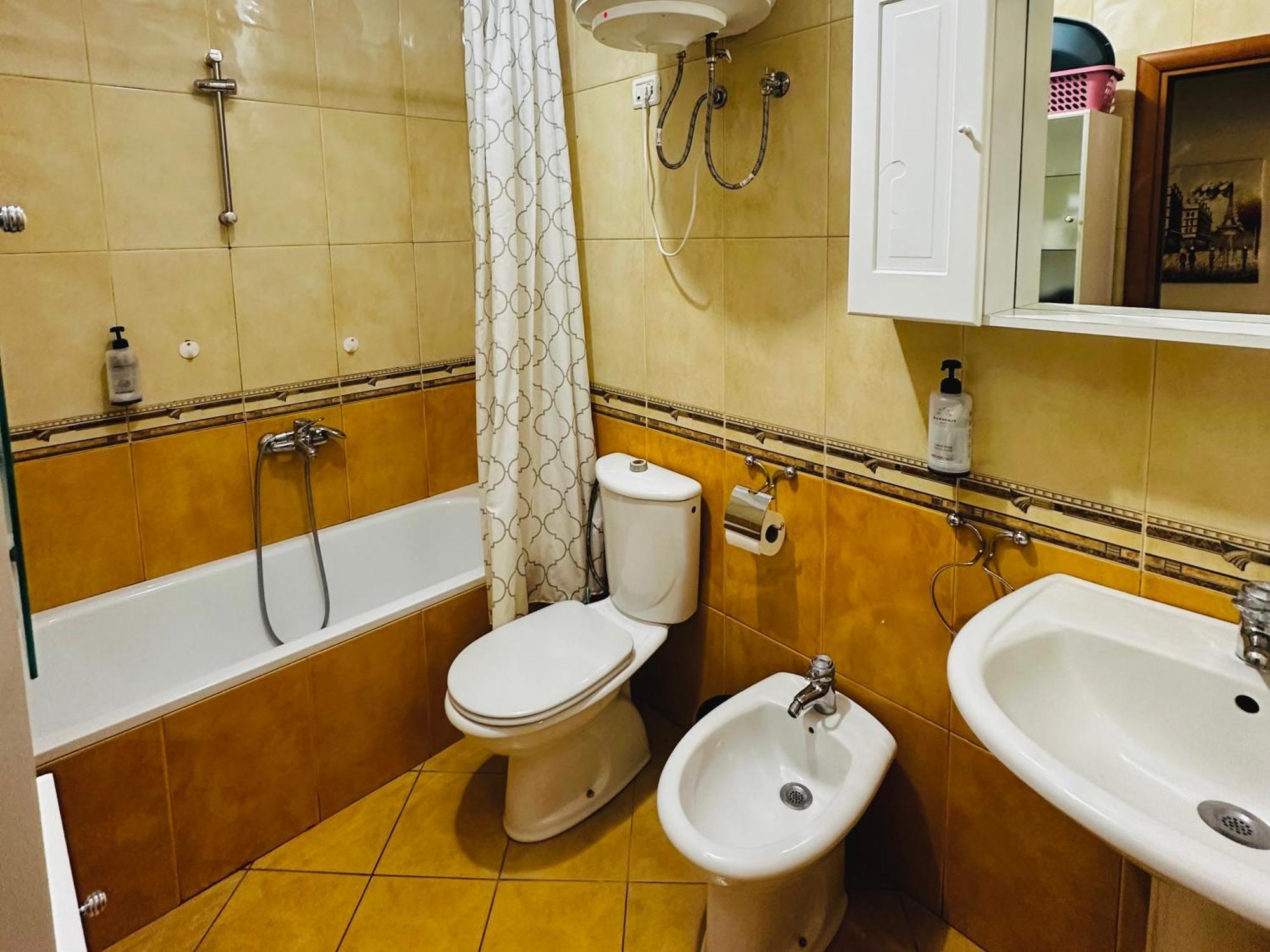 Quiet & Spacious City Center Apartment - 4 Min Walk Tiranë Eksteriør bilde
